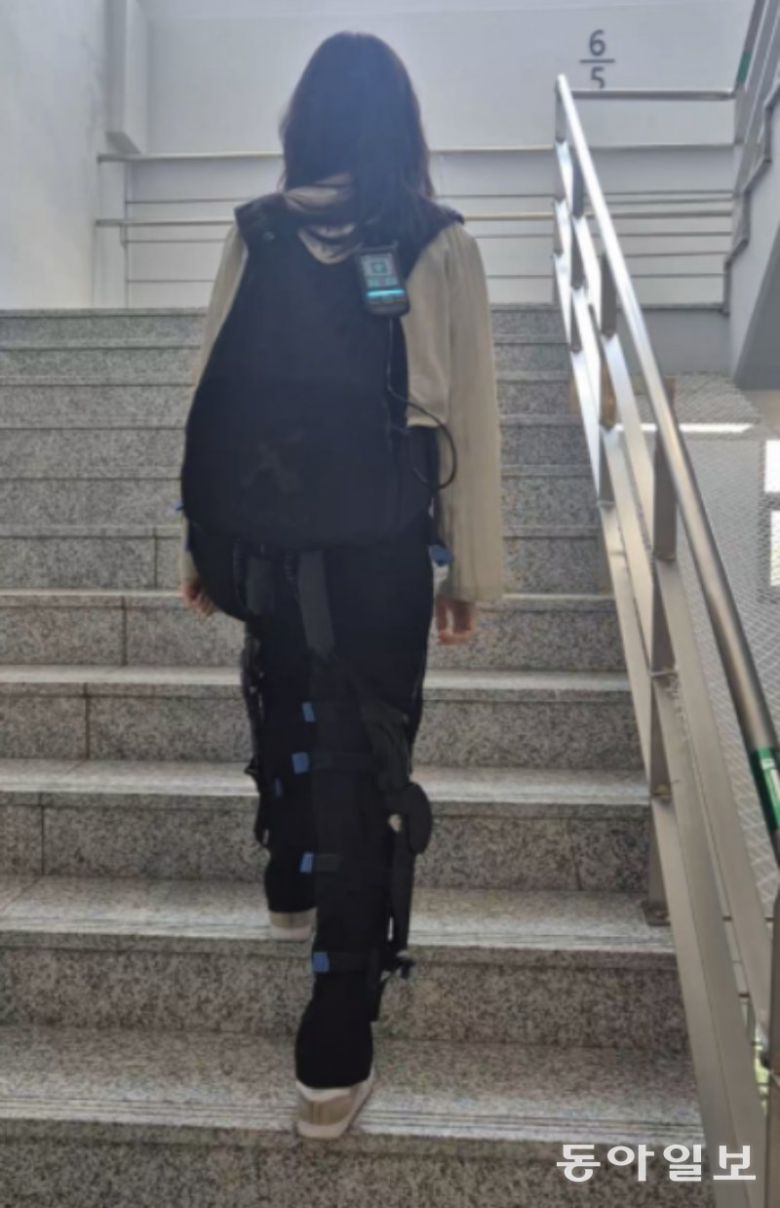 사용자가 보행 보조 로봇 ‘마이오수트’를 착용한 채 계단을 오르고 있다. 박정연 동아사이언스 기자 hesse@donga.com