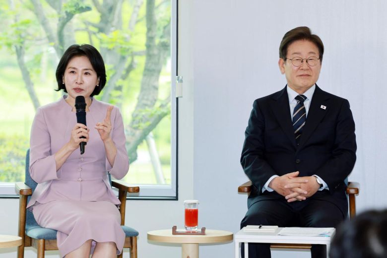 이재명 대통령 부인 김혜경 여사가 30일 서울 용산 대통령실 파인그라스에서 열린 문화예술계 수상자 간담회에서 발언하고 있다. 뉴시스