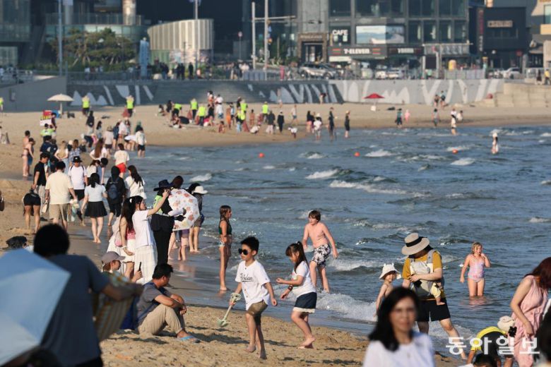 전국 대부분 지역에 폭염특보가 발효된 1일 오후 부산 해운대해수욕장을 찾은 시민들이 더위를 식히고 있다. 양회성 기자 yohan@donga.com