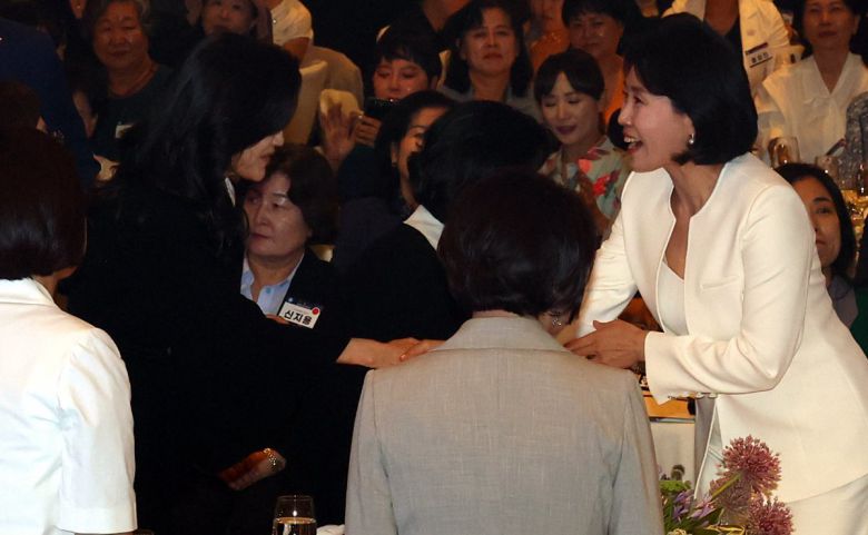 이재명 대통령 부인 김혜경 여사가 1일 서울 중구 서울신라호텔 2층 다이너스티 홀에서 열린 제4회 여성기업주간 개막식에 참석해 이부진 호텔신라 사장과 인사를 나누고 있다. 2025.07.01. 뉴시스