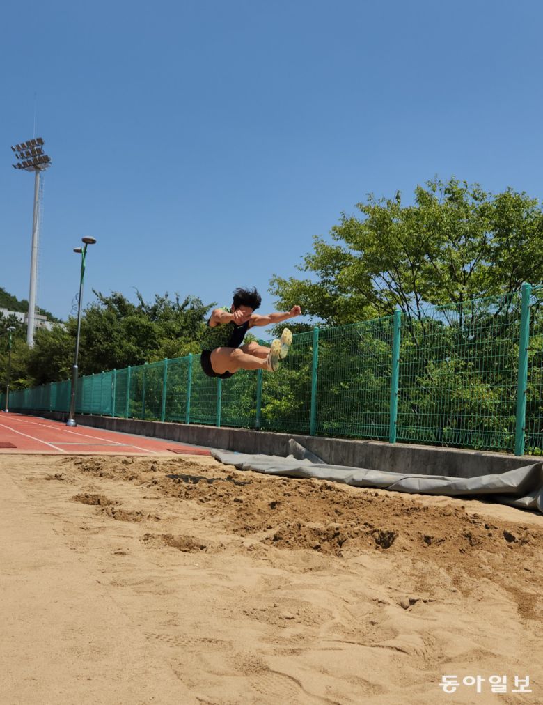 부산대 육상부 이현우 선수가 지난달 27일 부산 금정구 부산대학교 대운동장에서 멀리뛰기 훈련을 하고 있다. 김화영 기자 run@donga.com