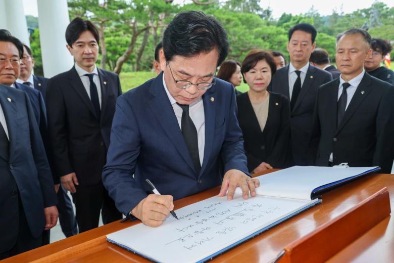송언석 국민의힘 비상대책위원장 겸 원내대표가 2일 오전 서울 동작구 국립서울현충원에서 현충탑 참배를 마친 뒤 방명록을 작성하고 있다. ‘순국선열의 넋을 기리며 本立道生(본립도생)의 마음으로 다시 시작하겠습니다’라고 적혀있다. 2025.7.2 뉴스1