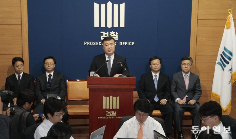 2009년 6월 12일 이인규 당시 대검 중수부장(가운데)이 서울 서초구 대검찰청에서 ‘박연차 게이트’ 수사 결과를 발표하고 있다. 그는 2023년 회고록 ‘나는 대한민국 검사였다’를 썼다. 박영대  기자 sannae@donga.com