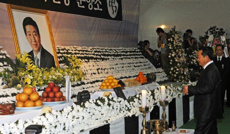 노무현 전 대통령이 서거한지 나흘 째인 2009년 5월 26일 경남 김해시 봉하마을 분향소에서 ‘노무현의 후원자’로 불린 강금원 창신섬유 회장이 조문하고 있다. 동아일보DB