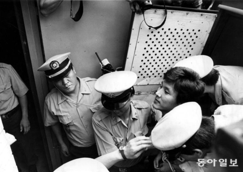 1985년 5월 23일 벌어진 서울 미국문화원 기습 점거 사건과 관련해 기소된 김민석 당시 서울대 총학생회장이 삼엄한 감시 속에 법정에 들어서고 있다. 동아일보DB