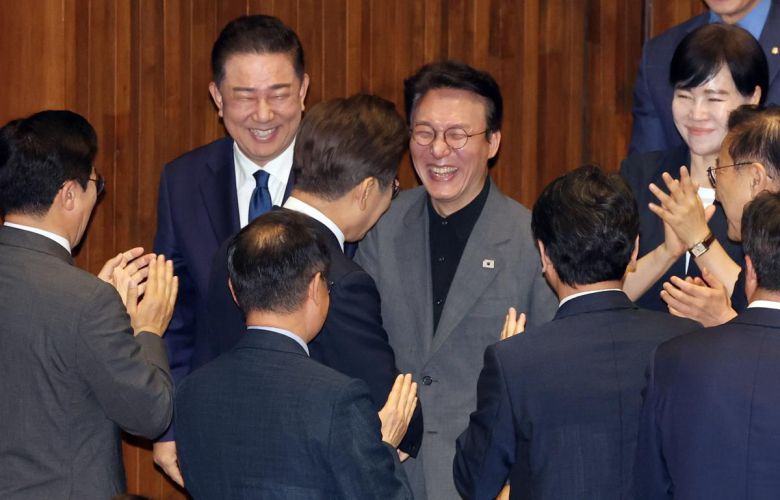 이재명 대통령이 지난달 26일 국회 시정연설을 위해 본회의장에 입장하며 김민석 국무총리 후보자와 악수하고 있다. 대통령실사진기자단