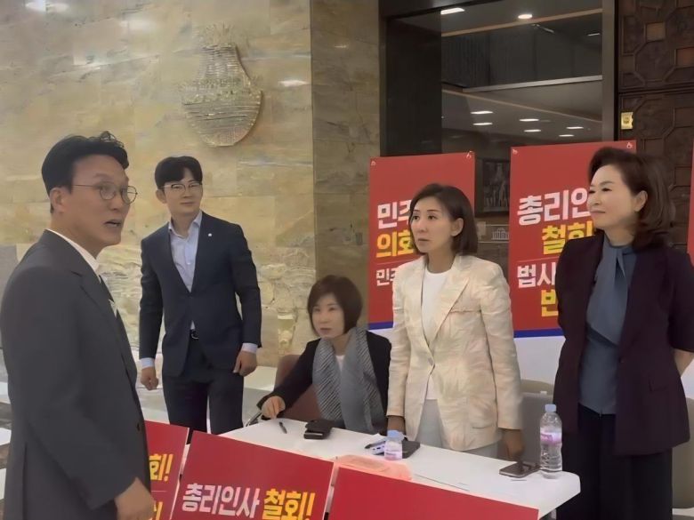 지난달 30일 김민석 국무총리 후보자(맨 왼쪽)가 국회 로텐더홀에서 농성 중인 나경원 국민의힘 의원(오른쪽 두번째)를 찾았다. 왼쪽부터 김 후보자, 국민의힘 박충권 김미애 의원, 나 의원, 김민전 의원. (독자 제공)