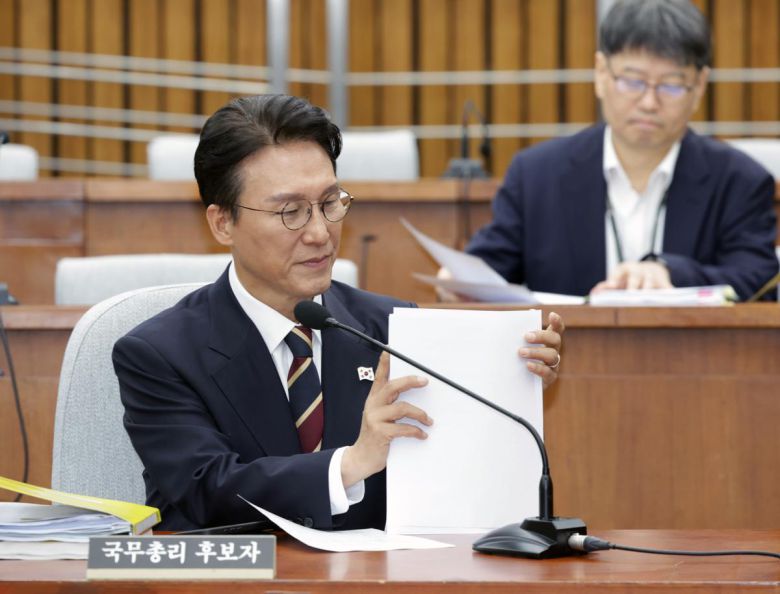 지난달 25일 김민석 국무총리 후보자가 인사청문회 둘째날 출석해 발언 전 자료를 정리하고 있다. 뉴스1