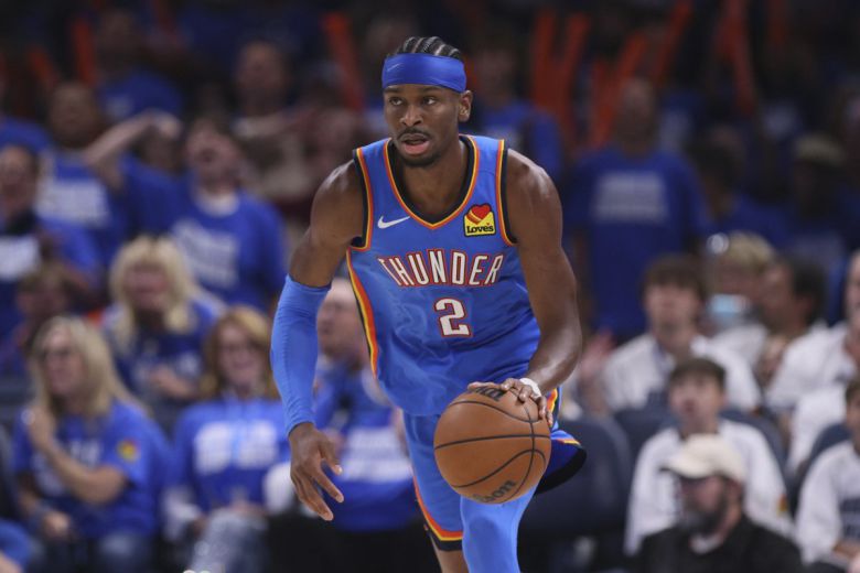 미국프로농구(NBA) 오클라호마시티의 셰이 길저스알렉산더가 역대 최고 연봉으로 소속팀과 재계약했다. 사진은 5월 28일 미네소타와의 NBA 서부 콘퍼런스 파이널 5차전 경기 중 드리블을 하고 있는 길저스알렉산더. 오클라호마시티=AP 뉴시스