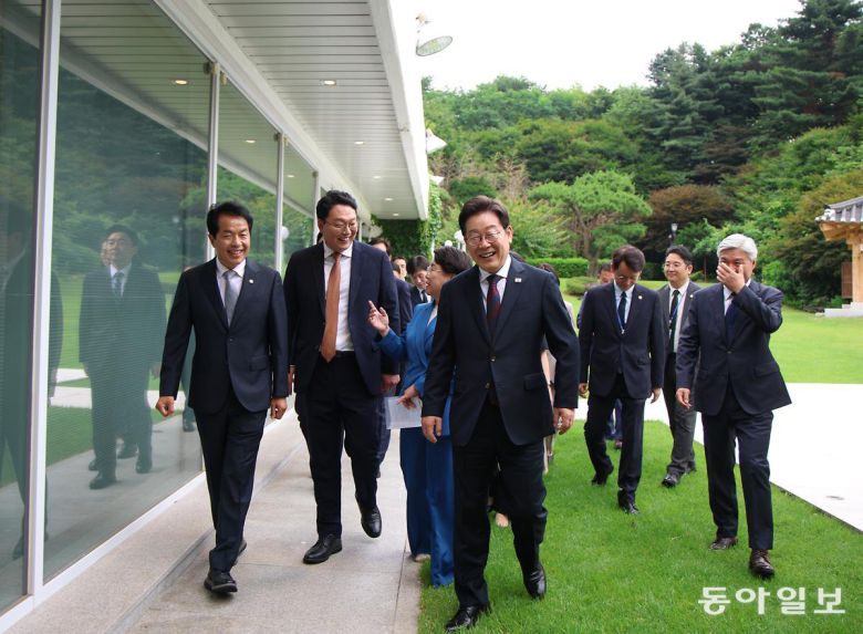 이재명 대통령이 3일 오후 서울 한남동 관저에서 야5당 지도부와 오찬 회동을 가지기에 앞서 기념 사진을 촬영한 뒤 이동하고 있다. 송은석 기자 silverstone@donga.com