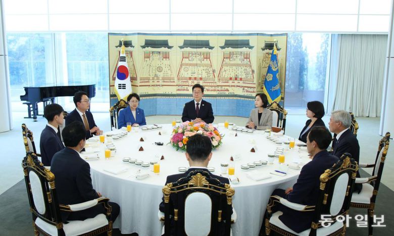 이재명 대통령이 3일 오후 서울 한남동 관저에서 야5당 지도부와 오찬 회동을 갖고 있다. 왼쪽부터 시계방향으로 한창민 사회민주당 당대표, 천하람 개혁신당 당대표권한대행, 김선민 조국혁신당 당대표, 이 대통령, 김재연 진보당 상임대표, 용혜인 기본소득당 당대표, 서왕진 조국혁신당 원내대표, 우상호 정무수석, 강훈식 비서실장, 윤종오 진보당 원내대표. 송은석 기자 silverstone@donga.com