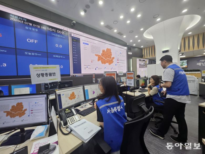 1일 오후 3시 서울 중구 서울시청 지하 3층 서울시 폭염종합지원상황실에서 직원들이 대형 스크린을 통해 온열질환 등 폭염 피해 현황을 점검하고 있다. 2일 오전 10시 기준 전국 183개 기상특보 구역 중 174곳에 폭염특보가 발효되는 등 전국적으로 무더위가 이어지고 있다. 임재혁 기자 heok@donga.com