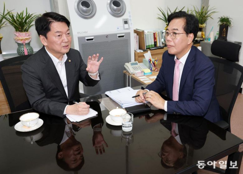 野 비대위장 “안철수, 당 개혁 적임자” 2일 국민의힘 혁신위원장으로 내정된 안철수 의원(왼쪽)과 송언석 비상대책위원장 겸 원내대표가 국회에서 만나 대화하고 있다. 안 의원은 이날 “사망 선고 직전인 국민의힘을 살려내겠다”고 했다. 장승윤 기자 tomato99@donga.com
