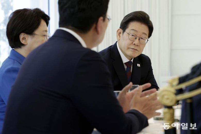 이재명 대통령이 3일 서울 한남동 관저에서 열린 국회 비교섭단체 지도부와 오찬회동에서 개혁신당 천하람 당대표 권한대행 겸 원내대표 발언을 듣고 있다. 송은석 기자 silverstone@donga.com