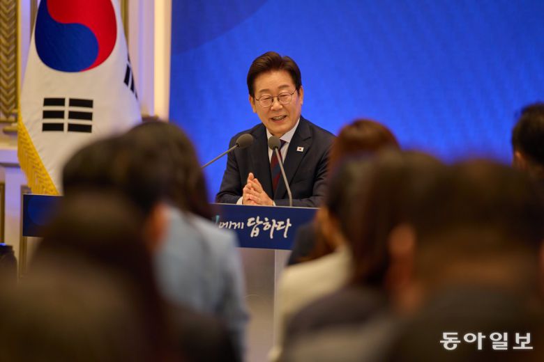 이재명 대통령이 3일 서울 종로구 청와대 영빈관에서 열린 취임 첫 공식 기자회견 ‘대통령의 30일, 언론이 묻고 국민에게 답하다’에 참석해 기자들의 질문에 답하고 있다. 2025.07.03. 대통령실 제공