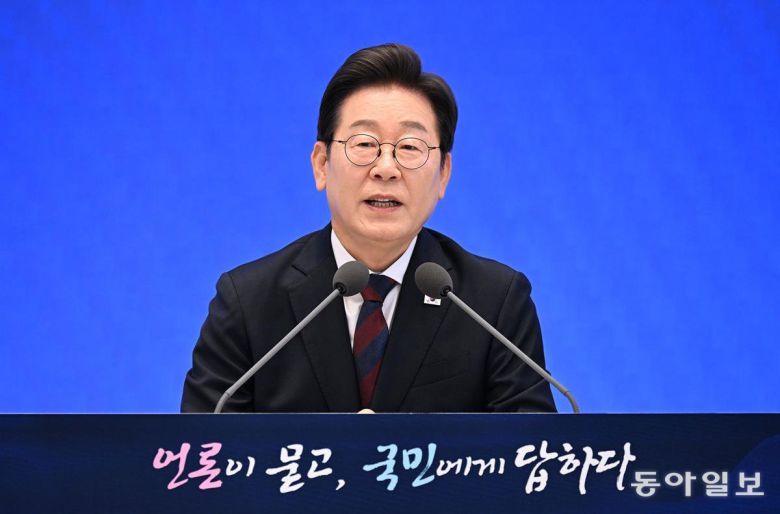 이재명 대통령이 3일 서울 종로구 청와대 영빈관에서 열린 취임 첫 공식 기자회견 ‘대통령의 30일, 언론이 묻고 국민에게 답하다’에 참석해 기자 질문에 딥변하고 있다. 송은석 기자 silverstone@donga.com