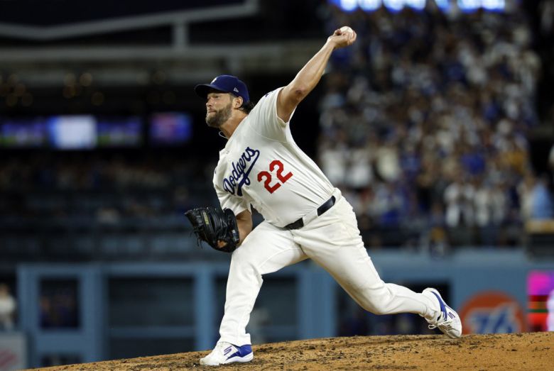 LA 다저스 투수 클레이턴 커쇼가 역투하고 있다. 로스앤젤레스=AP뉴시스