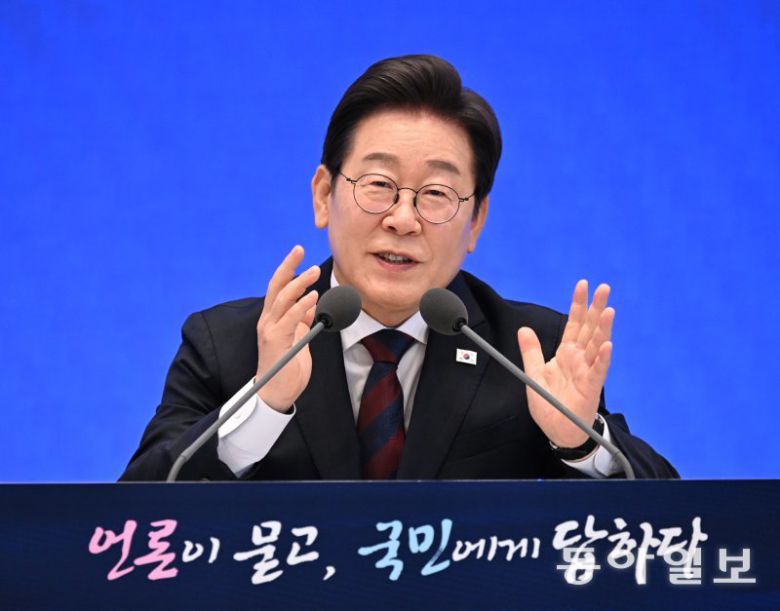 121분 동안 첫 회견 이재명 대통령이 3일 서울 종로구 청와대 영빈관에서 열린 취임 첫 공식 기자회견 ‘대통령의 30일, 언론이 묻고 국민에게 답하다’에 참석해 기자 질문에 답변하고 있다. 이 대통령은 121분 동안 민생경제와 정치·외교안보, 사회·문화 등 3개 분야의 질문 15개에 대한 답을 내놨다. 기자단 좌석은 ‘타운홀 미팅’ 형식을 참조해 둥글게 배치됐고, 이 대통령과 앞줄 기자들 간의 거리는 1.5m가량이었다. 송은석 기자 silverstone@donga.com