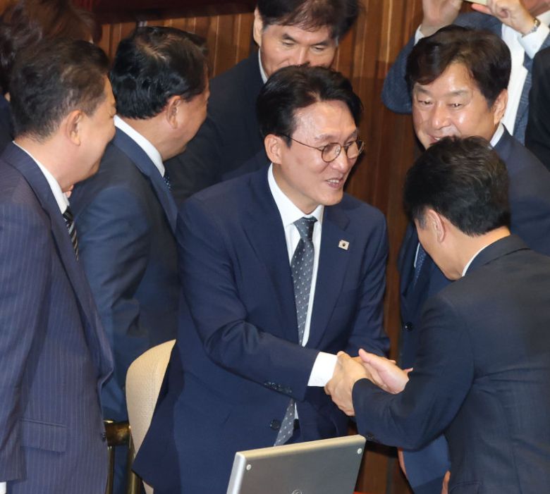 3일 오후 서울 여의도 국회에서 열린 본회의에서 김민석 국무총리 임명동의안이 가결된 이후 김 총리(가운데)가 더불어민주당 의원들과 악수하며 인사를 나누고 있다. 뉴스1