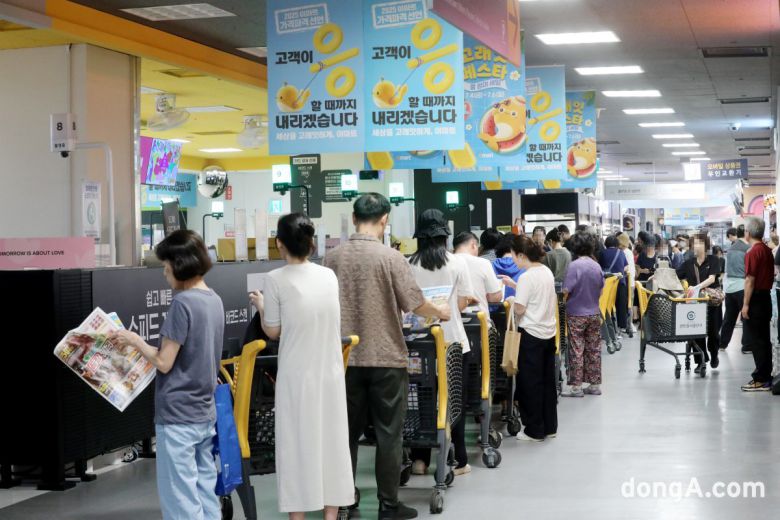 시민들이 이마트 개점 시간에 맞춰 입장하기 위해 줄을 섰다.