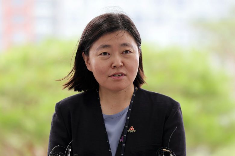 임은정 신임 서울동부지검장이 4일 서울 송파구 서울동부지방검찰청으로 출근하며 취재진 질문에 답하고 있다. 뉴시스