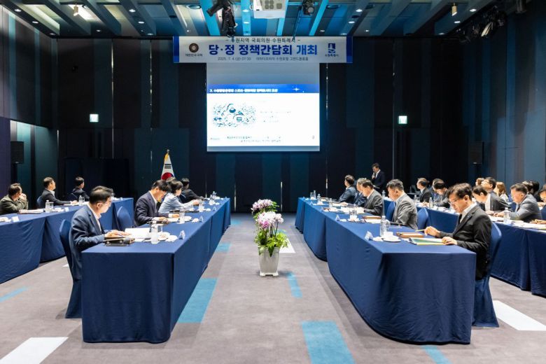 이재준 수원시장이 4일 오전 이날 오전 라마다프라자호텔 수원에서 지역 국회의원과 당정 정책간담회를 열고 있다. 수원시 제공