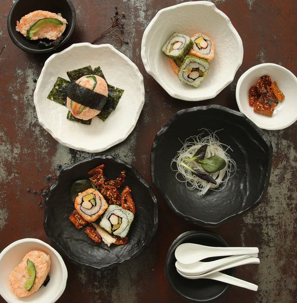 오키나와 장수의 비결은 제철 채소, 콩류, 통곡물 중심의 단순한 식단과 배부르기 전 멈추는 ‘80% 식사 원칙’에 있었다. 천천히 함께 식사하며 절제하는 오키나와의 식문화는 만성질환 예방과 건강한 노화에 좋다. (사진=게티이미지뱅크.)