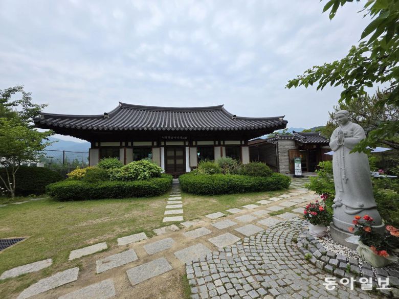 남양주 마재성지의 한옥성당과 한복을 입은 성모상.