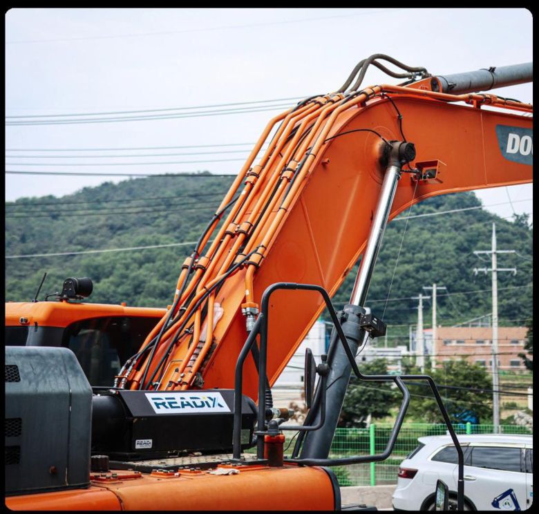 레디로버스트머신의 에너지 회수 장치가 굴착기에 부착된 모습. 레디엑스(READiX) 글자가 보이는 부분이 회수 장치다. 레디로버스트머신 제공