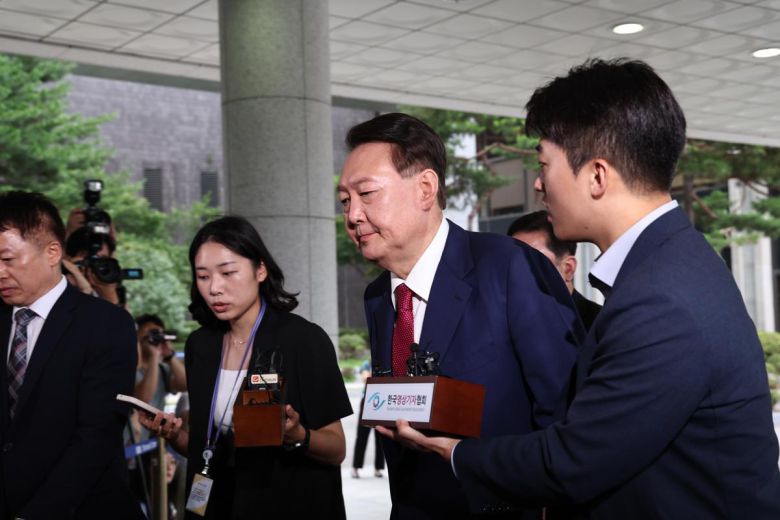 윤석열 전 대통령이 5일 오전 서울 서초구 서울고등검찰청에 마련된 내란 특검 사무실로 출석하며 취재진의 질문에 답하지 않고 있다. (공동취재)