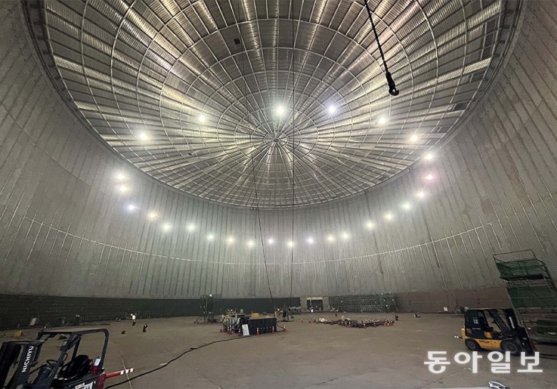 현재 건설 중인 광양 제2 LNG 터미널 7호기 탱크 내부. 벽면과 지붕 모두 극저온용 고망간강을 적용했다. 포스코 제공