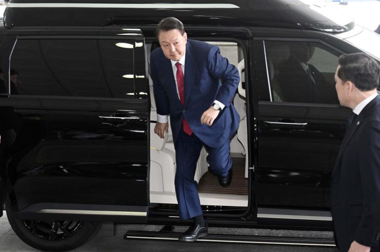 윤석열 전 대통령이 5일 오전 서울 서초구 서울고등검찰청에 마련된 내란 특검 사무실로 출석하고 있다. (공동취재)