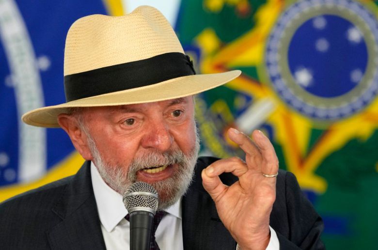 룰라 대통령은 2024년 말 뇌출혈로 응급수술을 받았다. 이후 한동안 그는 공식 석상에 모자를 쓰고 등장했다.  AP 뉴시스