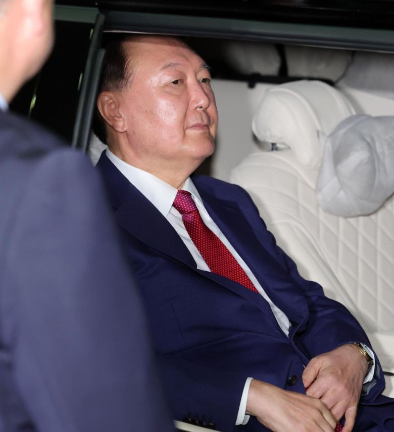 윤석열 전 대통령이 5일 오후 서울 서초구 서울고등검찰청에 마련된 내란특검 사무실에서 2차 대면 조사를 마친 뒤 귀가하고 있다. 2025.07.06.뉴시스