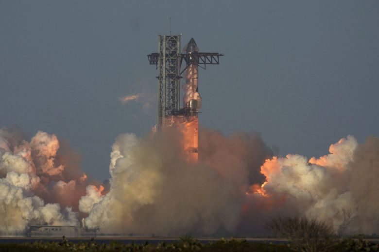 스페이스X 로켓 발사 이후 멕시코 바그다드 해변에 파편이 쏟아지며, 멸종위기 바다거북의 서식지가 훼손됐다. 환경단체는 500m 구간에서만 1톤 넘는 잔해를 수거했고, 최소 300마리의 새끼 거북이 폐사한 것으로 추정했다. ⓒ 뉴시스