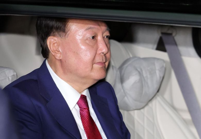 윤석열 전 대통령이 5일 오후 서울 서초구 서울고등검찰청에 마련된 내란특검 사무실에서 2차 대면 조사를 마친 뒤 귀가하고 있다. 2025.07.06 뉴시스