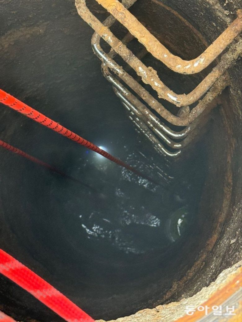 6일 사고가 발생한 인천 계양구의 한 도로 맨홀 안. 인천소방본부 제공