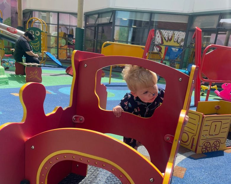 영국에서 두 살배기 아이가 어린이집에서 찍힌 사진 덕분에 희귀 안구암 ‘망막아세포종’을 조기 진단받았다. 사진 속 왼쪽 눈의 비정상적인 반사가 단서가 됐고, 정밀 검사 끝에 악성 종양이 확인돼 안구를 적출했다. 전문가들은 사진 속 ‘하얀 동공’이 암의 초기 신호일 수 있다며, 눈에 이상이 보이면 즉시 안과 검진을 받으라고 강조했다. (사진=JustGiving 캡처)