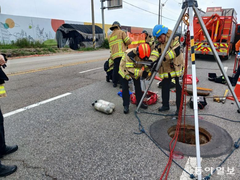 6일 인천 계양구의 한 도로 맨홀 안에서 사고를 당한 작업자들을 구조하기 위해 인천소방본부 관계자들이 장비를 점검하고 있다. 인천소방본부 제공