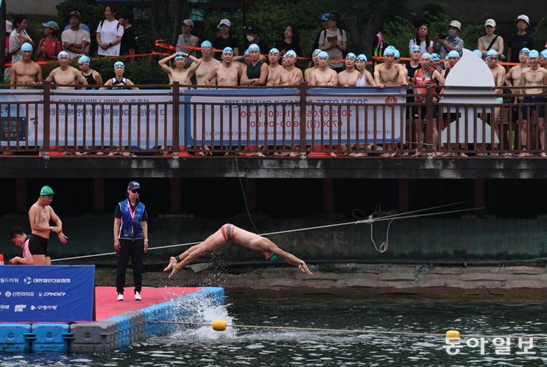 6일 서울 송파구 석촌호수 동호에서 열린 ‘2025 롯데 아쿠아슬론’ 참가자들이 수영 출발을 하고 있다. 양회성 기자 yohan@donga.com