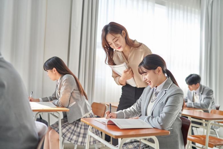 마음이 괴로울 때는 감정 상태를 정확히 표현할 단어를 찾는 과정을 통해 괴로움을 해소할 수 있다. ‘쓸쓸함’ ‘무료함’ ‘공허함’ 등 정확한 낱말로 감정에 이름을 붙이면 자신의 마음을 분명하게 인지하고 고찰할 수 있다. 게티이미지코리아