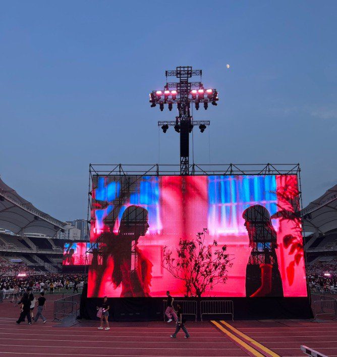 공연 당시 N3 구역 좌석 시야. 무대 대신 스크린이 보인다는 후기와 함께 SNS에 게시된 사진. SNS 갈무리