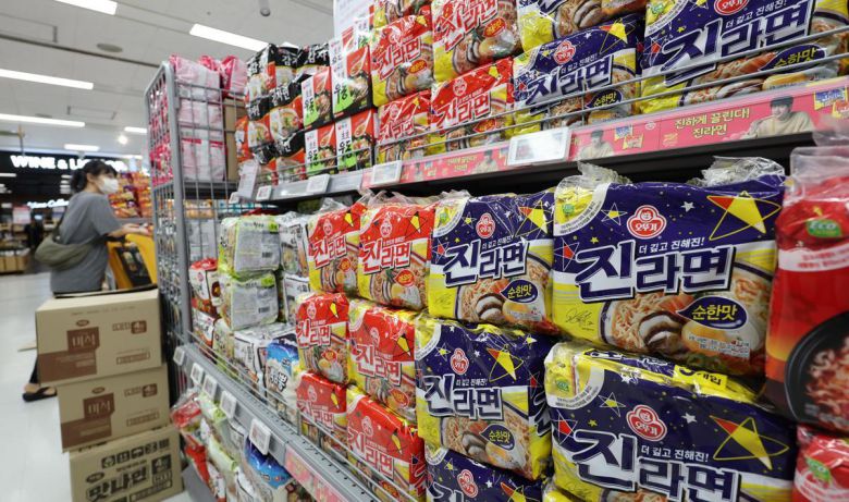 서울의 한 대형마트에 라면이 진열돼 있다.  뉴스1