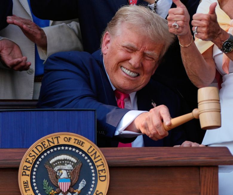 감세법안 의사봉 두드리는 트럼프 4일(현지 시간) 도널드 트럼프 미국 대통령이 워싱턴 백악관에서 대규모 감세, 불법 이민 차단, 정부 부채한도 상향 등의 의제를 담은 이른바 ‘하나의 크고 아름다운 법안(OBBBA·One Big Beautiful Bill Act)’에 서명한 뒤 마이크 존슨 하원의장이 선물한 의사봉을 두드리고 있다. 워싱턴=AP 뉴시스