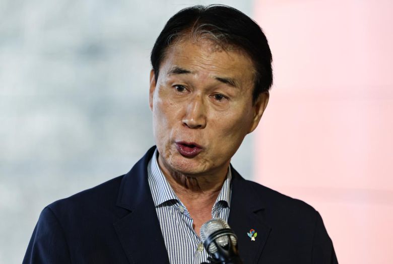 권오을 국가보훈부 장관 후보자가 서울 중구 서울스퀘어에 마련된 인사청문회 사무실로 출근하며 취재진 질문에 답하고 있다. 2025.6.25/뉴스1