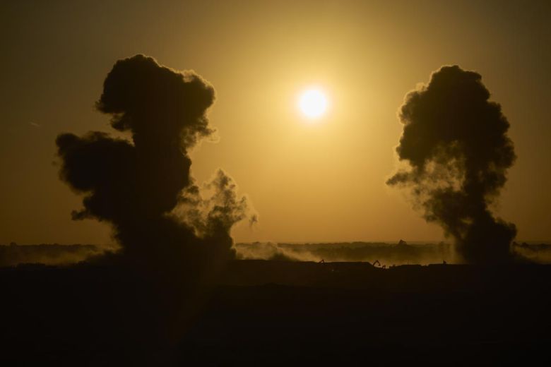 6일(현지 시간) 가자지구 내부의 파괴된 건물 인근에서 폭발이 일어나 연기가 피어오르고 있다. 2025.07.07.  가자지구=AP/뉴시스