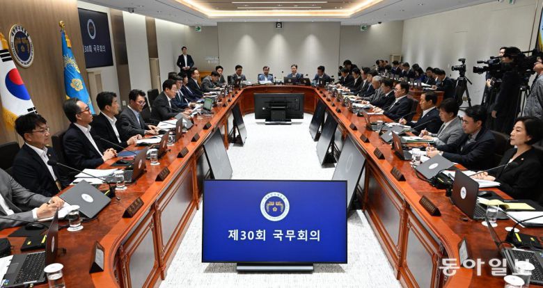 이재명 대통령이 8일 용산 대통령실에서 열린 국무회의에서 모두발언을 하고 있다. 송은석 기자 silverstone@donga.com