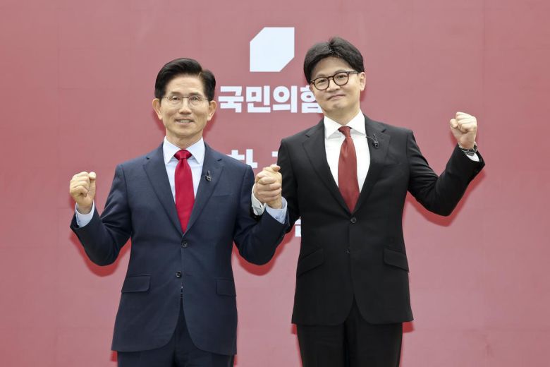 김문수 전 노동부 장관(왼쪽)과 한동훈 국민의힘 전 대표. 2025.4.23/뉴스1