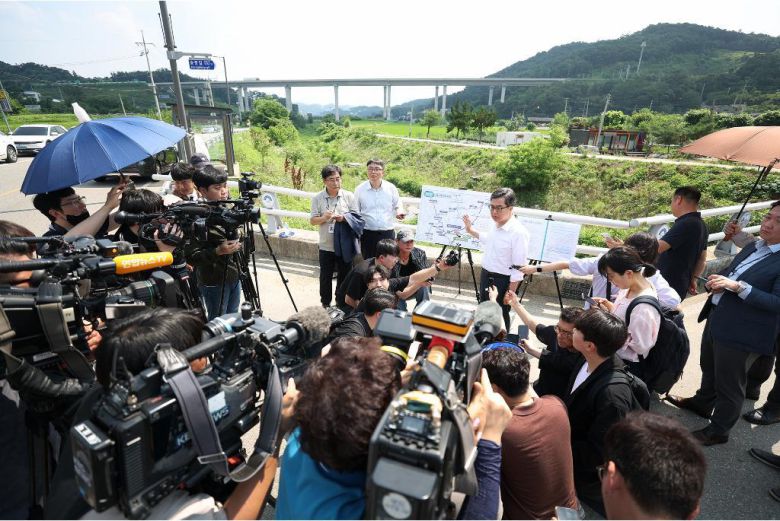 김동연 경기도지사가 8일 오후 양평군 양서면의 서울-양평 고속도로 현장을 찾아 현장을 점검한 뒤 기자들의 질문에 답하고 있다. 경기도 제공