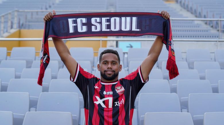 FC서울의 유니폼을 입은 공격수 안데르손이 서울 머플러를 들고 기념 촬영을 하는 모습. 서울은 도움왕 출신 안데르손을 영입해 공격력을 강화했다. FC서울 제공